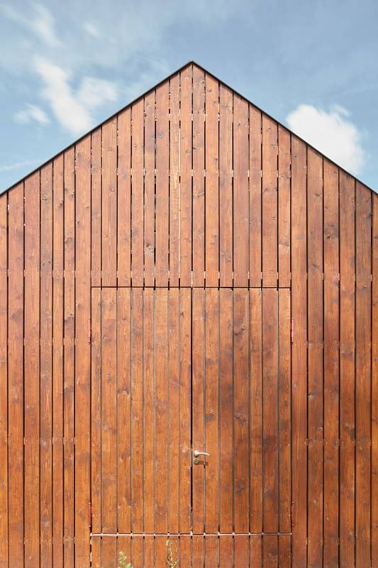 Chata na Vysočině - tato dřevostavba, postavená s mimořádně nízkým rozpočtem, se dostala mezi finalisty České ceny za architekturu 2019.