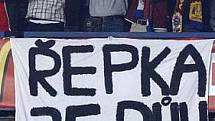 Sparťanští fanoušci děkovali modle Tomáši Řepkovi.