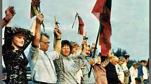 Fotografie z Baltské cesty publikovaná v časopise Moteris. Účastníci lidského řetězu drží svíčky a litevské vlajky s černými stužkami
