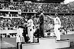 Jesse Owens na stupních vítězů po vítězství zlaté medaile ve skoku do dálky. Tím, že šlo o afroamerického sportovce, se Owens stal důvodem hněvu nacistického vůdce Adolfa Hitlera.