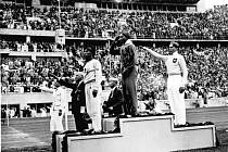 Jesse Owens na stupních vítězů po vítězství zlaté medaile ve skoku do dálky. Tím, že šlo o afroamerického sportovce, se Owens stal důvodem hněvu nacistického vůdce Adolfa Hitlera.