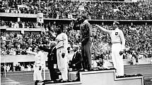 Jesse Owens na stupních vítězů po vítězství zlaté medaile ve skoku do dálky. Tím, že šlo o afroamerického sportovce, se Owens stal důvodem hněvu nacistického vůdce Adolfa Hitlera.