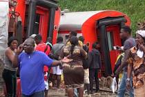 Počet obětí páteční železniční nehody v Kamerunu stoupl na více než 70.