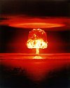 Slavný snímek atomového hřibu, který vznikl při jaderném testu Romeo 26. března 1954. Ve své době se stal nejčastěji přetiskovanou fotografií nukleární exploze a dodnes se často používá jako ilustrační snímek na internetu, v knihách i v časopisech.