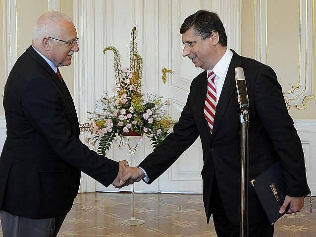 Václav Klaus dnes přijal demisi vlády z rukou úradujícího premiéra Jana Fischera. 
