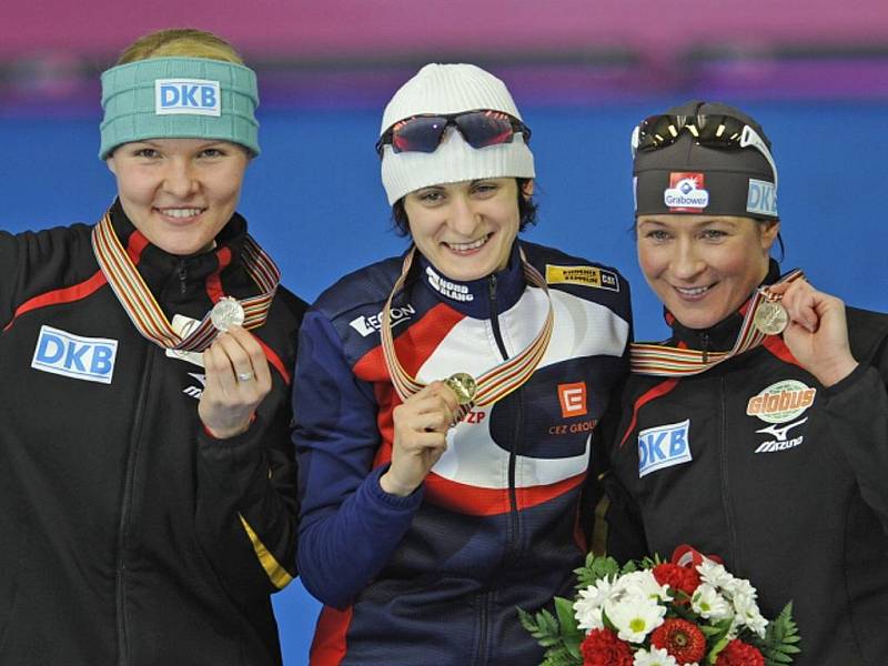 Česká rychlobruslařka Martina Sáblíková (uprostřed) získala na mistrovství světa zlato na 5000 metrů. Druhá skončila Stephanie Beckertová (vlevo) a bronz vybojovala Claudia Pechsteinová. 