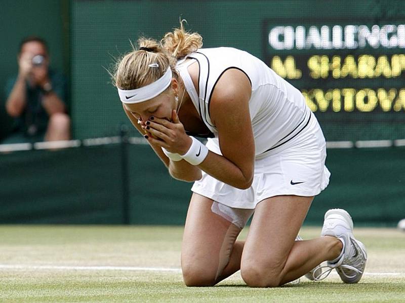 Dojatá Petra Kvitová slaví, vyhrála slavný Wimbledon.