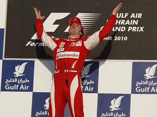 Španěl Fernndo Alonso se raduje z vítězství ve Velké ceně Bahajnu.
