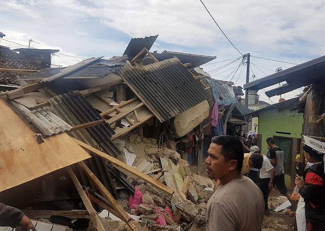 Indonésii zasáhlo zemětřesení
