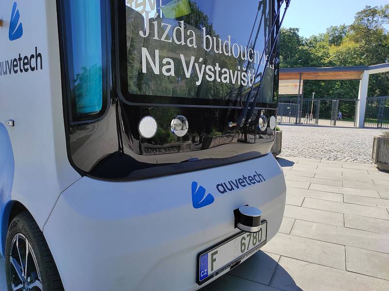 Na pražském Výstavišti se lidé mohou do konce srpna svézt v samořídícím mikrobusu estonské značky Auve Tech