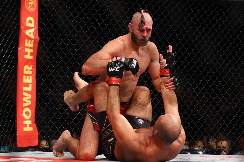 Český MMA zápasník Jiří Procházka v titulovém zápase organizace UFC proti Gloveru Teixeirovi z Brazílie. Ilustrační snímek