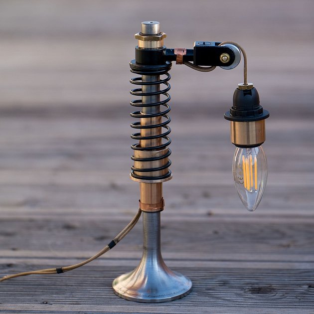 Lampy vyrábí z motorových dílů vozidel 20. a 30. let.
