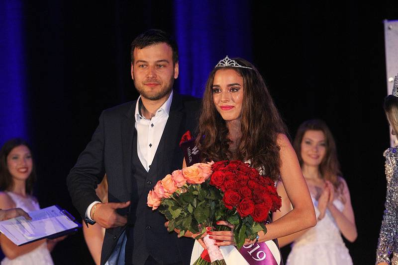 Dvanáct středoškolaček soutěžilo v Mikulově o titul MISS OK.