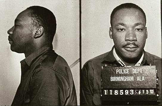 Černošský aktivista Martin Luther King Jr. na policejním identifikačním snímku ze zatčení v roce 1963, kdy byl zadržen kvůli protestu proti zacházení s černochy v Birminghamu