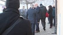 Miloš Zeman dorazil na tiskovou konferenci v Boskovicích. Na místě přihlížela jen hrstka podporovatelů.