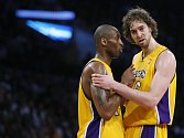 Kobe Bryant z Lakers (vlevo) diskutuje během zápasu proti Houstonu se svým spoluhráčem Pauem Gasolem. 