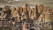 Obří termitiště připomíná vesnice Kandovan v Íránu.