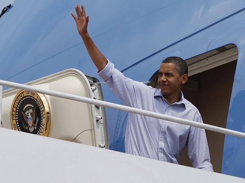 Prezident USA Barack Obama kvůli hurikánu Bill odložil svůj nedělní odlet s rodinou na ostrov Martha's Vineyard z rána na odpoledne.