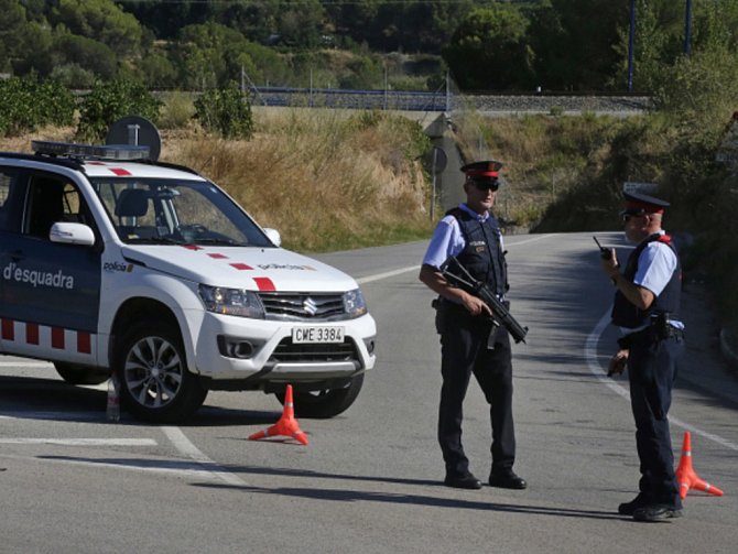 Katalánští policisté hlídkují poblíž místa, kde zastřelili muže, který měl na těle pás výbušnin.