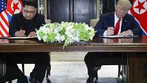Kim Čong-un (vlevo) a Donald Trump podepsali na summitu v Singapuru dokument o spolupráci.