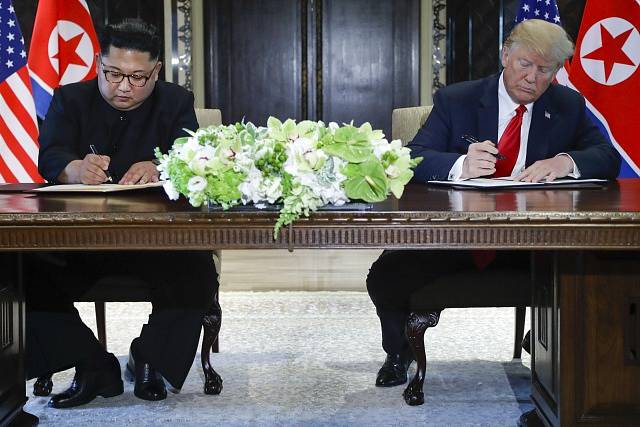 Kim Čong-un (vlevo) a Donald Trump podepsali na summitu v Singapuru dokument o spolupráci.