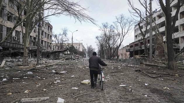 Následky bombardování v ukrajinském městě Mariupol.