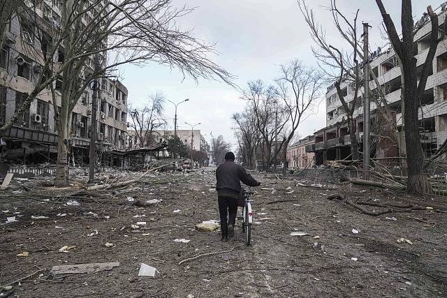 Následky bombardování v ukrajinském městě Mariupol