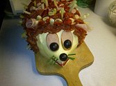 Z chleba, pomazánky, zeleniny a uzenin se dá udělat i slaný dort ve tvaru ježka.