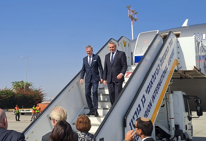 Premiér Petr Fiala (vlevo) společně s rakouským kancléřem Karlem Nehammerem přicestovali 25. října 2023 do Izraele, který vede válku proti radikálnímu palestinskému hnutí Hamás ovládajícímu Pásmo Gazy
