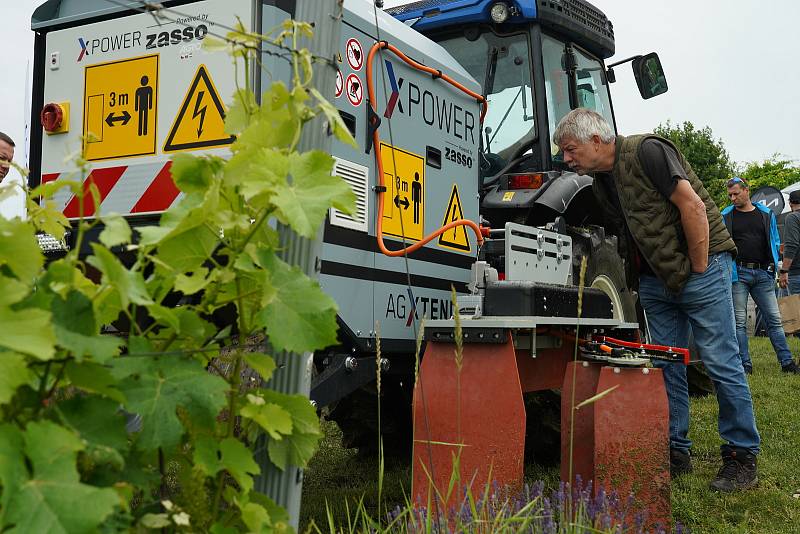 Elektrický herbicid. Likviduje plevel bez chemie, elektrickým proudem o vysokém napětí. Je jednou z novinek představených na jihomoravském vinohradnickém jarmarku Kázání ve vinici