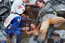 Jedna z nejtragičtějších fotografií druhé poloviny 20. století. Záchranáři podpírají tělo třináctileté Omayry Sanchézové, která zůstala zaklíněná v troskách a po 60 hodinách marného vyprošťování zemřela