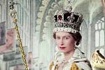 Alžběta II. při své korunovaci. Na hlavě má Britskou imperiální korunu. V závěru své korunovace si ji na hlavu dá i současný britský panovník Karel III. Součástí koruny je kontroverzní diamant Cullinan II.