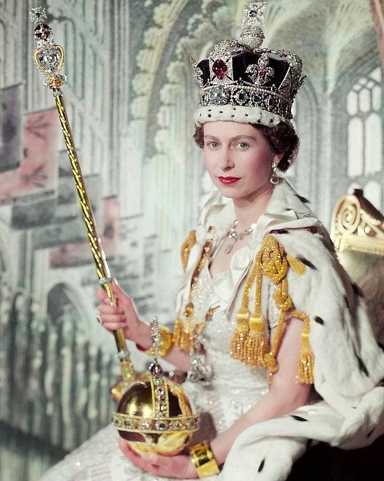 Alžběta II. při své korunovaci. Na hlavě má Britskou imperiální korunu. V závěru své korunovace si ji na hlavu dá i současný britský panovník Karel III. Součástí koruny je kontroverzní diamant Cullinan II.