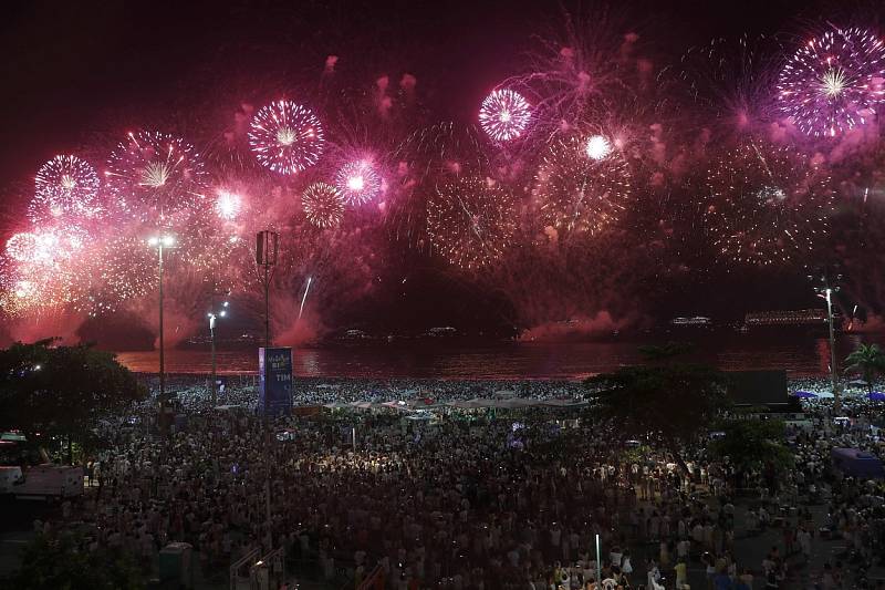 Pláž Copacabana v brazilském Rio de Janeiru bývá během novoročních oslav plná lidí…