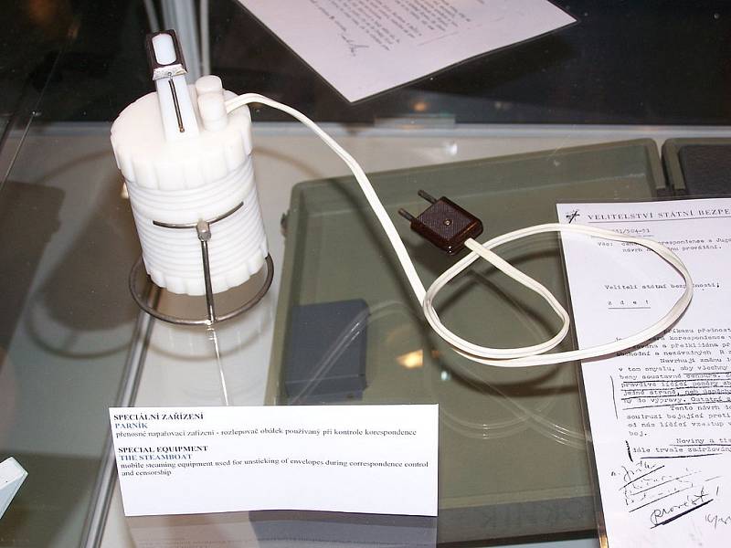 Mobilní parní zařízení z arzenálu StB, sloužící k rozlepování obálek při tajném sledování korespondence. V roce 2007 bylo představeno na veletrhu IDET v Brně