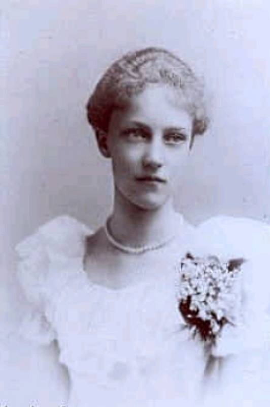 Alžběta Marie Rakouská, jediná dcera korunního prince Rudolfa a Štěpánky Belgické. V rodině se arcivévodkyni přezdívalo Erzsi. Otec svou dceru nesmírně miloval, ona si ho ale příliš neužila - zabil se, když jí bylo šest let.