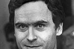 Sériový vrah Ted Bundy. Média o něm mluvila jako o krasavci mezi vrahy. Svým vzhledem a příjemným vystupováním u obětí vyvolal důvěru.