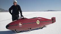 V zajetí rychlosti (2005). Dojemný příběh Burta Munro, který celý svůj život zasvětil pokusu o pokoření rychlostního rekordu na svém motocyklu Indian Scout, byste měli vidět alespoň jednou. V hlavní roli Anthony Hopkins, kvalita zaručena.