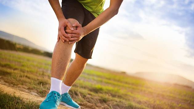 Počátky revmatoidní artritidy se projevují bolestí a otokem kloubů, nejčastěji kolenních a těch u prstů a ruky. Onemocnět ale mohou skoro všechny klouby v těle