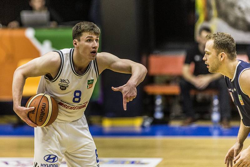 Momentka z utkání basketbalové Kooperativa NBL mezi USK Praha a Děčínem.