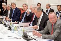 Ve Vídni nadále zůstává americký ministr zahraničí John Kerry, který chce pokračovat v jednání se svým íránským kolegou Mohammadem Džavádem Zarífem.