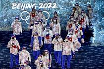 Čeští sportovci na ploše Národního stadionu v Pekingu během slavnostního zakončení zimních olympijských her.