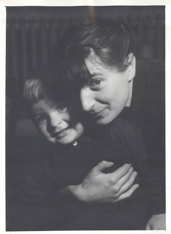 Jan Burian na archivním snímku se svoji matkou