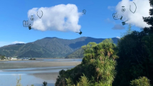 Létající prasátka, která plují vzduchem nad řekou