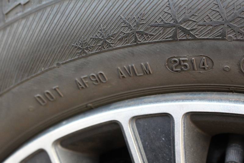 Je dobré také zjistit, kdy byly pneumatiky vyrobeny. Ty ve stáří nad pět let již lehce ztrácejí některé své schopnosti