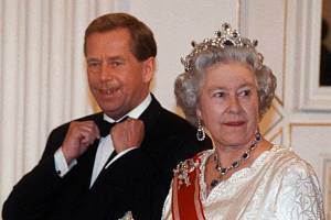 Královna Alžběta II. a prezident Václav Havel.