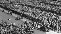Sjezd členů strany NSDAP v Norimberku v roce 1934. Nacistický sjezd zachytila v dokumentu Triumf vůle filmařka Leni Riefenstahlová (se štábem uprostřed snímku)