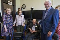 Bývalý americký prezident Jimmy Carter v sobotu s manželkou Rosalynn oslavili 75. výročí