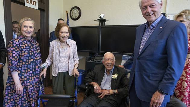 Bývalý americký prezident Jimmy Carter v sobotu s manželkou Rosalynn oslavili 75. výročí