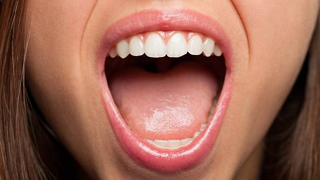 Příčinu špatného dechu hledejte zpravidla  v dutině ústní.